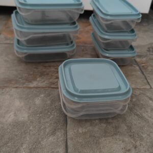 Conjunto de recipientes de plástico com tampas (vários tamanhos)