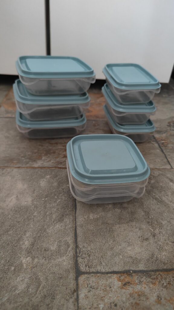 Conjunto de recipientes de plástico com tampas (vários tamanhos)