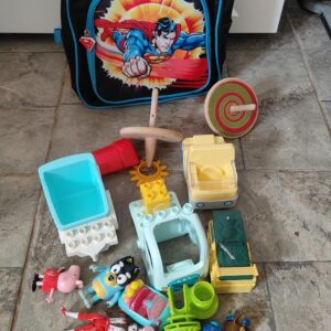 Mochila Superman com lote de brinquedos variados